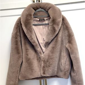 😍CROPPED FAUX FUR JACKET IN TAUPE!😍